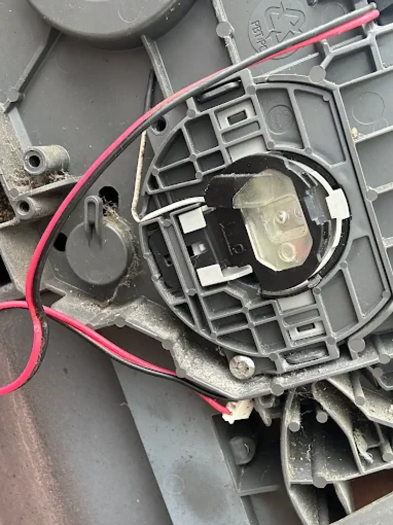 pièce de motorisation ouverte avec son câblage